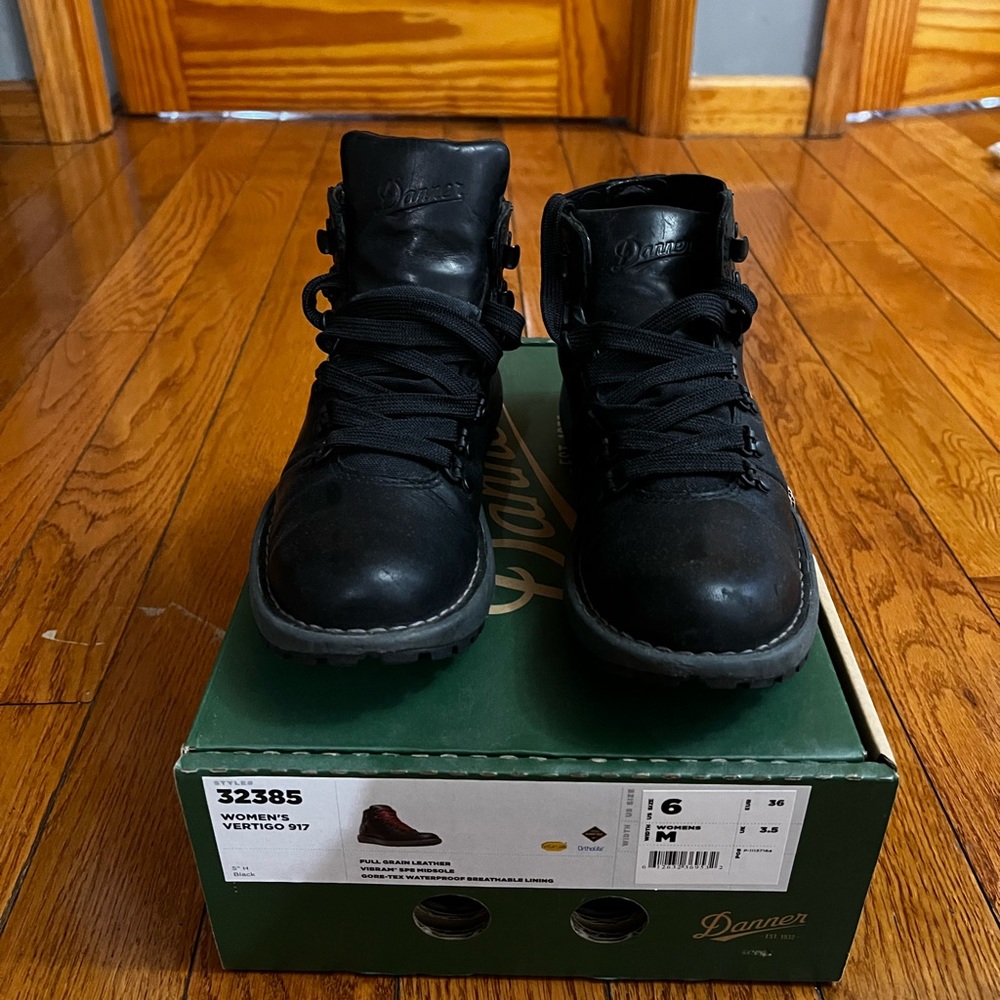 Danner Vertigo 917 in black color, size 6